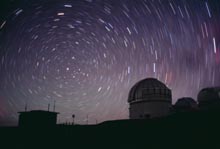 Trazos_de_estrellas_sobre_UKIRT