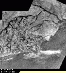 Canales de ros y una lnea costera en Titn. 
<i>Crdito: Sonda Huygens de la ESA.</i>
[<a href=http://www.nasa.gov/mission_pages/cassini/multimedia/pia07236.html target=_blank><u>ms informacin</u></a>]
