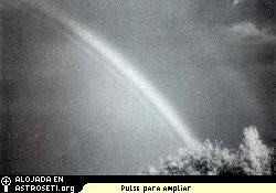 Un arco iris infrarrojo en la Tierra, fotografiado por el <a href=http://www.blueskyassociates.com/ target=_blank><u>Profesor Robert Greenler.</u></a> Referencia: Revista <i>Science</i> 173, 1231 (1971). "Un arco iris en Titn se vera como <a href=http://science.nasa.gov/headlines/y2005/images/titan2/greenler2.jpg target=_blank><u>este</u></a>", indica Les Cowley. "Sera mas grande que el 