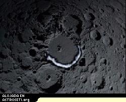 Concepto artístico del hielo en un cráter de la Luna. ¿Existe realmente hielo allí? El experimento del impacto del Explorador Lunar no resultódio resultado en la detección de agua y la cuestión permanece abierta.
<i>Crédito de imagen <a href=http://www.arc.nasa.gov/ target=_blank><u>NASA/Ames</u></a>.