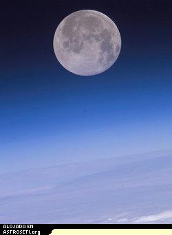 <a href=http://science.nasa.gov/headlines/y2005/images/moonfirst/iss010e18585.jpg target=_blank><u>La Luna</u></a>, un mundo extraterrestre en el patio trasero de la Tierra. 
<i>Crdito de la foto: Leroy Chiao, astronauta de la Estacin espacial internacional.</i>
[<a href=http://www.spaceflight.nasa.gov/gallery/images/station/crew-10/html/iss010e18585.html target=_blank><u>ms informacin</u></a>]

