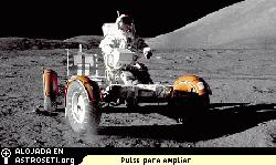 Surcos de polvo de los neumticos del vehculo lunar, conducido por el astronauta del Apolo 17 <a href=http://grin.hq.nasa.gov/ABSTRACTS/GPN-2000-001139.html target=_blank>Gene Cernan</a>. Estas colas de gallo de polvo causaron problemas que los astronautas solucionaron usando cinta adhesiva.
[<a href=http://antwrp.gsfc.nasa.gov/apod/ap040417.html target=_blank><u>ms informacin</u></a>]
