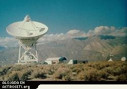 Una de las antenas <a href= http://www.aoc.nrao.edu/vlba/html/thesites.html target=_blank><u>VLBA</u></a> en el radio observatorio del valle caltech’s owens. Otros están colocados en sitios que van desde Hanckock, new Hampshire, a Mauna Kea, Hawai. Juntas estas antenas combinan una poderosa forma de radio interferómetro que puede hacer detallados mapas de objetos celestes como Cygnus X-3.