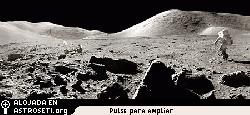 El astronauta Harrison Schmidt caminando en la luna. 
[<a href= http://antwrp.gsfc.nasa.gov/apod/ap040412.html target=_blank><u>Ms informacin</u></a>] 
