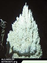 Crédito: Universidad de Washington
La parte más alta de una chimenea que expele carbonatos constantemente muestra el desarrollo de delicados cristales en forma de dedos. A la izquierda está el brazo toma muestras de Alvin, el sumergible del Instituto Oceanográfico Woods Hole.