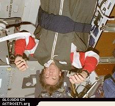 Podra <i>usted</I> dormir as? [<a href="http://spaceflight.nasa.gov/gallery/images/shuttle/sts-85/html/sts085-327-026.html">Ms</A>]
