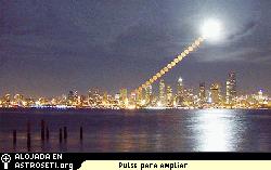 Una secuencia de tiempo de la Luna sobre Seattle. Para la cmara, la luna aparenta tener el mismo tamao no importa su ubicacin en el cielo. 
<i>Crdito y derechos de autor: Shay Stephens.</i>
[<a href=http://antwrp.gsfc.nasa.gov/apod/ap020130.html target=_blank><u>Ms informacin</u></a>]

