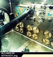 La instalación glovebox a bordo de la Estación Espacial será un descendiente avanzado del Middeck Glovebox usado a bordo de la misión del Trasbordador Espacial. La nueva instalación ocupará todo un estante (izquierda) y ofrecerá un volumen de operación más generoso (derecha) para experimentadores.