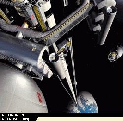 La nanotecnología podría proporcionar fibras de altísima resistencia y bajo peso que serían necesarias para construir el cable de un “montacargas espacial.”
<i>Dibujo del artista Pat Rawling.</i>