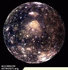 <a href=http://photojournal.jpl.nasa.gov/cgi-bin/PIAGenCatalogPage.pl?PIA01400 target=_blank><u>Esta imagen de alto contraste</u></a> de la luna de Júpiter, Calixto, fue capturada a inicios de este año por la nave espacial de la NASA Galileo. Calixto tiene aproximadamente el tamaño de Mercurio, lo que la convierte en el tercer satélite del sistema Solar en tamaño, después de Ganímedes y Titán. Su superficie helada tiene miles de millones de años de antigüedad, carece de signos de actividad volcánica y está densamente cubierta de escisiones y cráteres. Los científicos, estudiando los datos recogidos por la nave Galileo, creen ahora que la superficie llena de cráteres de Calixto puede ocultar un océano líquido salado.
