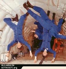 Astronautas entrenando a bordo de una aeronave con gravedad reducida. (<a href= http://www.nasa.gov/missions/research/kc135.html target=_blank>Más información</a>)