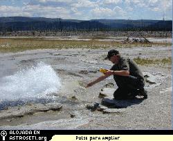 El cientfico espacial Tom McCollom de la Universidad de Colorado en Boulder portando un instrumento de lectura en un estanque hidrotermal del Parque Nacional de Yellowstone. Crdito de la imagen: SPACE.com