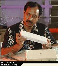 Raj Kaul, co-inventor del RXF1, sosteniendo un ladrillo del material. 
[<a href= http://www.nasa.gov/centers/marshall/multimedia/photos/2003/photos03-183.html target=_blank><u>Ms informacin</u></a>]
