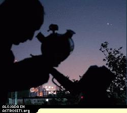 Hubo un encuentro similar entre Júpiter y Venus el pasado Noviembre. Como se observa <a href=http://science.nasa.gov/headlines/y2005/images/sunset/Tafreshi1.jpg target=_blank>aquí</a>, los dos planetas brillan sobre Teherán, Irán.
<i>Crédito: Babak A. Tafreshi.</i>