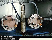 Dos matraces de gran tamao radial girando a unas 12 rpm para mantener las formaciones de tejido mamario suspendidas dentro del medio de cultivo. Las jeringas permiten a los cientficos tomar muestras para anlisis durante las secuencias de crecimiento. El tubo central es una fuente de agua que deshumidifica el aire para prevenir la evaporacin del medio y as la aparicin de burbujas perjudiciales en el biorreactor.