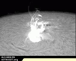 Una erupcin de rayos X fotografiada el 9 de septiembre por Birgit Kremer de Marbella, Espaa. [<a href= http://science.nasa.gov/headlines/y2005/images/solarminexplodes/kremer.avi target=_blank>video</a>]