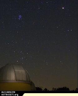 <a href= http://science.nasa.gov/headlines/y2005/images/doublemars/richard.jpg target=_blank>Marte y las Plyades</a>, fotografiadas el 8 de septiembre por <a href=mailto:stan.richard@mchsi.com>Stan Richard</a> en el Condado rural de Jasper en Iowa. 