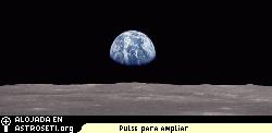 Una imagen de la Tierra tomada por los astronautas del Apolo 11. Desde la Luna, la Tierra es cuatro veces ms ancha que el sol y unas 50 veces ms brillante que la Luna llena. [<a href="http://science.nasa.gov/headlines/y2005/images/leonardo/AS11-44-6551.jpg">Ms</A>]