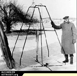 Robert Goddard  y un cohete de combustible lquido de la cosecha de los aos 20. 
[<a href=http://www.nasm.si.edu/research/dsh/artifacts/RM-RHG1926.htm>Ms informacin</A>]
