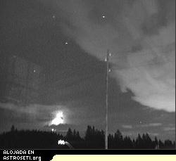 <a href= http://science.nasa.gov/headlines/y2005/images/taurids/germantaurid.JPG target=_blank>La luz brillante detrs de las nubes</a> es un meteorito fotografiado el 2 de noviembre del 2005, por Mark Vorhusen de Alemania. 
[<a href= http://www.wetter-zentrale.com/cgi-bin/webbbs/wzconfig.pl?noframes;read=761160 target=_blank>Ms informacin</a>]
