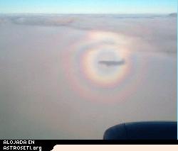 Una gloria, fotografiada por el viajero areo Philip Laven.  Derechos de Autor 2000, todos los derechos reservados.  
[<a href=http://www.sundog.clara.co.uk/droplets/glorair.htm target=_blank>Ms informacin</a>]
