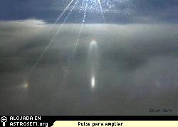Halos bajo el horizonte fotografiados por Don Davis.  Derechos de Autos 2005, Todos los Derechos Reservados.  <a href=http://science.nasa.gov/headlines/y2005/images/thanksgivingskies/subhorizon1_lab.jpg target=_blank>Vea las referencias</a>.  
[<a href=http://www.sundog.clara.co.uk/halo/subpars.htm target=_blank>Ms informacin</a>]
