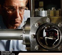 <a href= http://science.nasa.gov/headlines/y2005/images/abbas/mesmerized_big.jpg  target=_blank>Mian Abbas</a> y su cmara de vaco.
[<a href= http://www.nasa.gov/centers/marshall/multimedia/photos/2005/photos05-144.html target=_blank>Ms informacin</a>]
