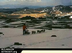 Phillips y su equipo, un trineo tirado por seis perros, aproximándose a una línea de nieve cercana a los 3657,6 m de altura, en un tempestuoso día de primavera en White Mountain. Créditos de Fotografía: Paul King, BBC Misterios de la Ciencia.
