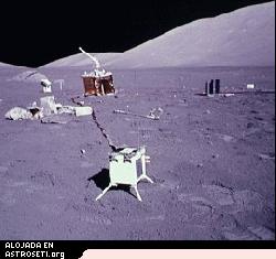 La caja en primer plano es el Experimento Eyecciones Lunares y Meteoritos (<a href= http://science.nasa.gov/headlines/y2005/images/moonstorms/leam1.jpg target=_blank>LEAM</a>). [<a href= http://ares.jsc.nasa.gov/HumanExplore/Exploration/EXLibrary/docs/ApolloCat/Part1/LEAM.htm target=_blank>Ms informacin</a>]