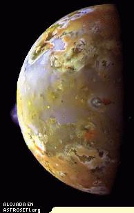 Dos erupciones sulfurosas son visibles en la luna volcánica Io, en esta imagen de color compuesto de Galileo. Una teoría propuesta por Carlson para explicar el ácido sulfúrico en Europa es que los átomos de azufre originados en los volcanes de Io, con el material siendo expulsado dentro del ambiente magnético alrededor de Júpiter y eventualmente girado hacia Europa. En esta imagen una pluma azulada se levanta sobre el costado de Io de alrededor de 138 km por encima de la superficie de la caldera volcánica conocida como "Patera Pillan". <A HREF=http://antrwrp.gsfc.nasa.gov/apod/ap970818.html target=_blank>Más información </A>
