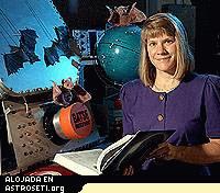 La doctora Colleen Wilson-Hodge con el prototipo del Experimento de Fuentes Transitorias y Explosivas (BATSE). El instrumento está apropiadamente decorado con murciélagos, la mascota del equipo. Créditos: NASA/Centro de Vuelo Espacial Marshall.