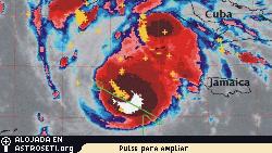 Imagen infrarroja del Huracn Emily proveniente del satlite GOES 11. Los smbolos + y  en color amarillo muestran los relmpagos detectados por la Red Norteamericana de Deteccin de Relmpagos. La lnea verde seala la ruta del ER-2. Haga clic <a href=http://science.nasa.gov/headlines/y2006/images/electrichurricanes/flightpath_big.jpg target=_blank>aqu</a> para ver los campos elctricos que fueron medidos por la aeronave durante el vuelo.