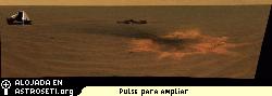 <a href=http://www.planetary.org/image/Sol330B_HeatShield_L257-B367R1_half.jpg>Haga clic para agrandar</a>
Lugar del impacto del escudo trmico de Opportunity 
En primer plano, un rociado brillante marca el lugar donde el escudo trmico de Opportunity impact contra la superficie de Marte. La fuerza del impacto rompi el escudo trmico en varias capas. La capa interior, a la izquierda, se invirti desde el impacto por lo que es visible su lado brillante de aluminio. En el centro yacen trozos arrugados de la porcin externa del escudo trmico. Esta imagen panormica fue capturada cuando Opportunity se acerc al lugar en sol 330 (28 de diciembre de 2004). Crdito: NASA / JPL-Caltech / Cornell 
