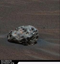 <a href=http://www.planetary.org/image/Sol339B_P2581_L456-B352R1.jpg>Haga clic para agrandar</a>
Meteorito de hierro en Marte 
Este meteorito, con un tamao cercano a una pelota de baloncesto, fue descubierto por Opportunity cerca de los restos de su escudo trmico e investigado en sol 339 (6 de enero de 2005). Crdito: NASA / JPL-Caltech / Cornell 
