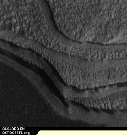Una vista detallada de las capas inferiores revela que la superficie se rompe en fracturas poligonales, lo cual indica que las capas estn unidas entre s formando rocas. Para una imagen en resolucin completa y una explicacin ms detallada de la imagen cPROTO, <a href=http://www.msss.com/mars_images/moc/2005/09/20/boreale/index.html>visite el sitio web de MOC</a>