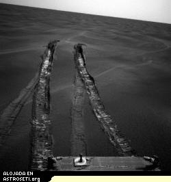 Pinche <a href=http://www.planetary.org/image/1N171775941EFF55UGP1919L0M1-B500R1.jpg>aquí</a> para agrandar
<strong>Escape de la Duna Purgatorio</strong>
Una semana después de escapar de sus cinco semanas de prisión en la Duna Purgatorio, el Opportunity volteó a ver el punto en el que se había hundido hasta los ejes en el suelo blando. Crédito: NASA / JPL