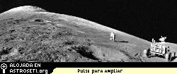 El astronauta del Apolo 15 Dave Scott asciende por la mullida base del Monte Hadley Delta. 
<i>Crdito de la fotografa: Jim Irwin</i>
[<a href= http://antwrp.gsfc.nasa.gov/apod/ap040113.html target=_blank>Ms informacin</a>]
