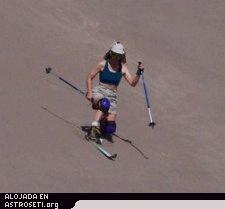 La esquiadora Diane Winger esqua en la modalidad de <acronym title=" Nota del Traductor: telemark: modalidad del esqu de travesa en el cual las fijaciones de los pies dejan libre el taln.">telemark </acronym> sobre la arena del Gran Parque Nacional de las Dunas de Arena en Colorado. 
<i>Crdito de la fotografa: Charlie Winger.</i>
[<a href= http://www.greatsanddunes.info/Telemark.htm target=_blank>Ms informacin</a>]
