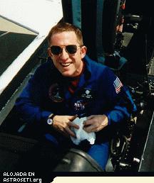 <b>Alan Stern</B>
Alan Stern, Un miembro de la Resistencia de Plutón e Investigador principal de la New Horizons, visto aquí en un F-18 equipado para la investigación de los Vulcanoides.