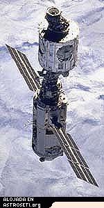 La parte principal de la Estación Espacial Internacional – el combinado Zarya (abajo) y módulos Unity (arriba) – navega alrededor del mundo después de que la tripulación del STS-88 completara las operaciones de ensamblaje en diciembre de 1998. Un sistema de correa propulsora podría reemplazar la mayor parte de las recargas de combustible químico que la ISS necesitara para los habituales impulsos orbitales.