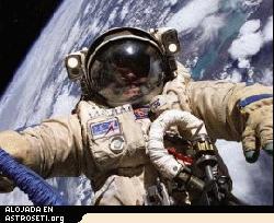 El astronauta de la ISS Mike Finke da un paseo espacial en un traje ruso Orlan en 2004. SuitSat no llevar a nadie dentro.
[<a href= http://www.amsat.org/amsat-new/articles/SuitSat/ target=_blank>Ms informacin</a>] 
