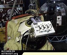 En un laboratorio en Goddard, el SuitSat se inclina para mostrar su antena y su caja de controles. 
[<a href= http://www.amsat.org/amsat-new/articles/BauerSuitsat/index.php target=_blank>Ms informacin</a>]
