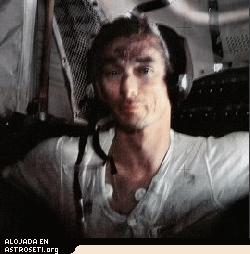 Al final de un largo da en la Luna, descansa <a href=http://science.nasa.gov/headlines/y2006/images/smellofmoondust/dustycernan1.jpg target=_blank>Gene Cernan</a>, astronauta del Apolo 17 dentro del mdulo lunar Challenger. Observe las manchas del polvo en su camisa y frente. 
<i>Crdito de la foto: Jack Schmitt.</i>

