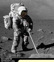 Los trajes espaciales no se suponen que son blancos? ste, usado por el astronauta Jack Schmitt del Apolo 17, es gris por el polvo lunar. 
[<a href= http://spaceflight.nasa.gov/gallery/images/apollo/apollo17/html/as17-145-22157.html target=_blank>Ms informacin</a>]
