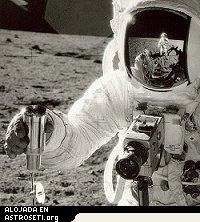 El astronauta del Apolo 12, <a href=http://science.nasa.gov/headlines/y2006/images/smellofmoondust/thermos.gif target=_blank>Alan Bean</a> exhibe un "termo" para el polvo lunar  tambin conocido como Contenedor Especial de Muestras Ambientales 
[<a href=http://www.lpi.usra.edu/expmoon/Apollo11/A11_Samples_tools.html target=_blank>Ms</a>] 
