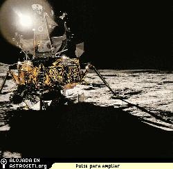 Sol resplandeciente, oscuras sombras y el mdulo lunar Antares. Del libro FULL MOON (Luna Llena) por <a href=http://www.michaellight.net/fullmoon/index.html target=_blank>Michael Light</a>. Alfred A. Knopf. 1999