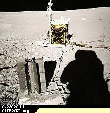 Apolo 14 ALSEP, armado. La sombra pertenece a Al Shepard. Del libro FULL MOON por <a href=http://www.michaellight.net/fullmoon/index.html target=_blank>Michael Light</a>. Alfred A. Knopf. ©1999.