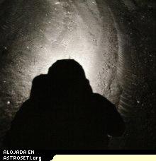 Un plateado resplandor rodea la sombra del casco de un astronauta del Apolo. Del libro FULL MOON por <a href=http://www.michaellight.net/fullmoon/index.html target=_blank>Michael Light</a>. Alfred A. Knopf ©1999