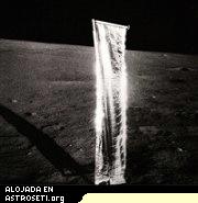 El colector de viento solar del Apolo 12. Reflejo brillantes de la hoja combinados con oscuras sombras alrededor hicieron pensar a los engañados astronautas que la hoja estaba en movimiento. Del libro FULL MOON por Michael Light, Alfred A. Knopf ©1999.
