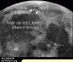 Los <a href=http://science.nasa.gov/headlines/y2006/images/lunaralps/mareimbrium_strip_lab_spanish.jpg target=_blank>Alpes lunares</a> delimitan el Mar de Lluvias de la Luna. El punto oscuro identificado como “Villa Olímpica” es Platón.